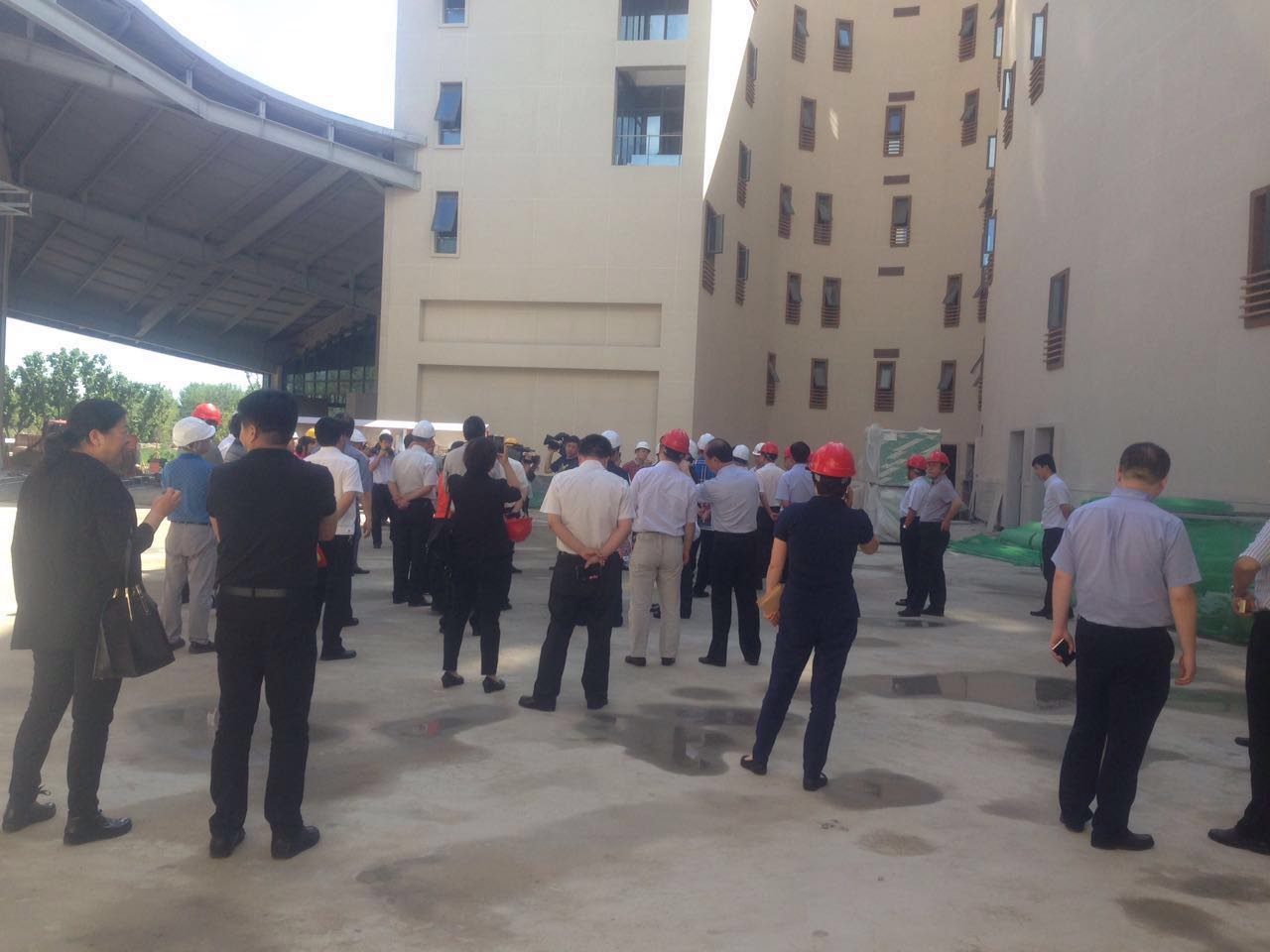 房山區區長視察我公司承接的青龍湖酒店項目